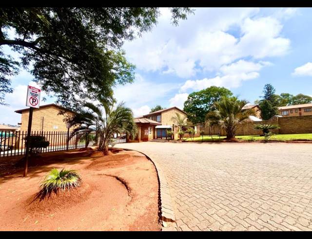 2 BEDROOM TOWNHOUSE FOR SALE IN MEREDALE